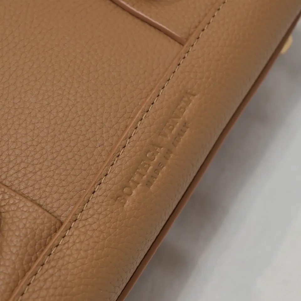 Bottega Veneta [Love] Arco medium 🖤 pebbled pattern size: bag opening 33, bag body 22*6*20 BV’s most classic elements, showing the uniqueness of art, maintaining fresh fashion radiance, high-end design, more fashionable, effortlessly bringing out the soul of the bag, easy to wear and large capacity, don’t worry about things, it is definitely enough to hold! Model 【6683#】Caramel